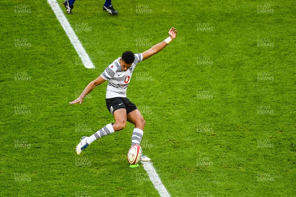 141121 - Wales v Filji - Autumn Nations Series - Ben Volavola of Fiji kicks a penalty 