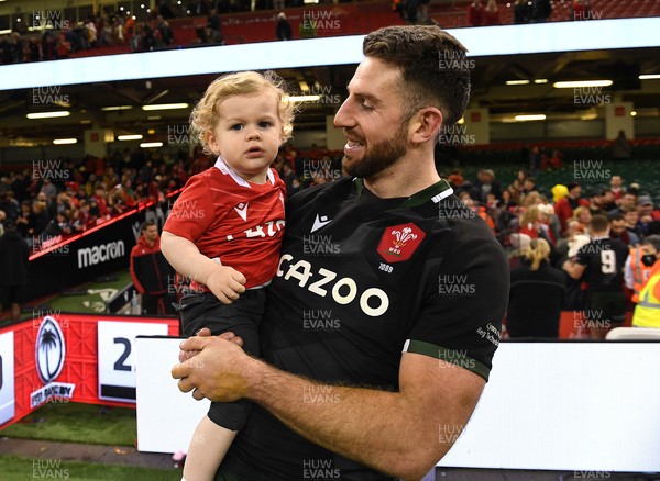 141121 - Wales v Fiji - Autumn Nations Series - Alex Cuthbert of Wales with son Harrison at the end of the game