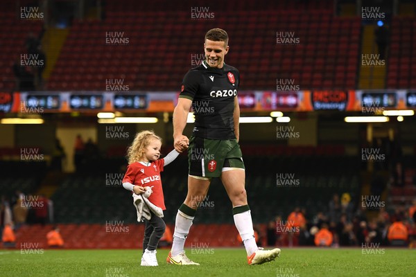141121 - Wales v Fiji - Autumn Nations Series - Kieran Hardy of Wales with daughter Piper at the end of the game