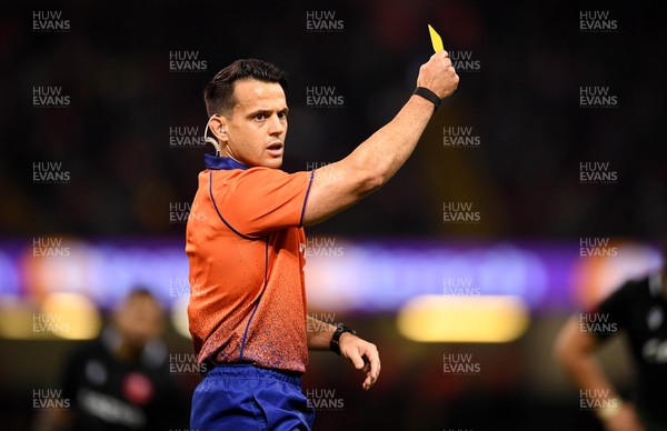 141121 - Wales v Fiji - Autumn Nations Series - Referee Nic Berry shows a yellow card