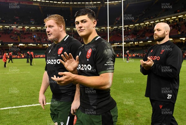 141121 - Wales v Fiji - Autumn Nations Series - Rhys Carre and Louis Rees-Zammit at the end of the game