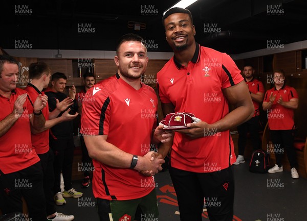 141121 - Wales v Fiji - Autumn Nations Series - Christ Tshiunza is presented with his first cap by Ellis Jenkins