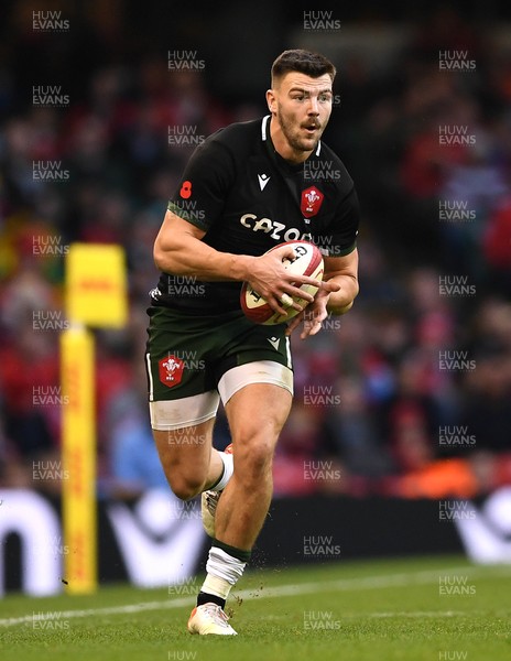141121 - Wales v Fiji - Autumn Nations Series - Johnny Williams of Wales looks for a way through