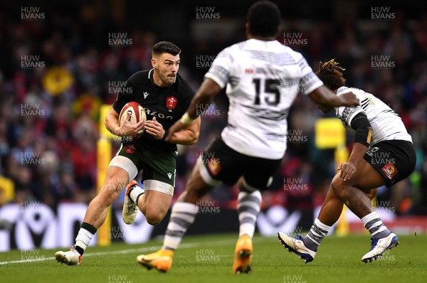 141121 - Wales v Fiji - Autumn Nations Series - Johnny Williams of Wales looks for a way through