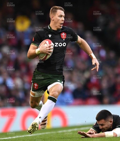141121 - Wales v Fiji - Autumn Nations Series - Liam Williams of Wales looks for a way through