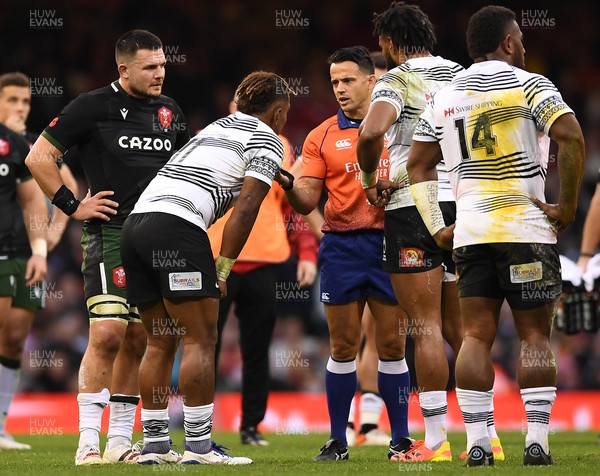 141121 - Wales v Fiji - Autumn Nations Series - Eroni Sau of Fiji is shown a red card by Referee Nic Berry