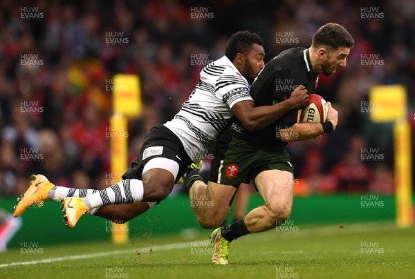 141121 - Wales v Fiji - Autumn Nations Series - Alex Cuthbert of Wales is tackled by Setareki Tuicuvu of Fiji