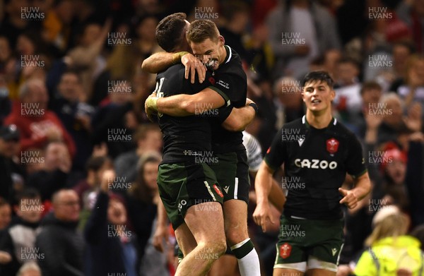 141121 - Wales v Fiji - Autumn Nations Series - Alex Cuthbert of Wales celebrates scoring try with Liam Williams