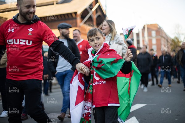 141121 - Wales v Fiji - Autumn Nations Series - Fans outside the stadium before the game