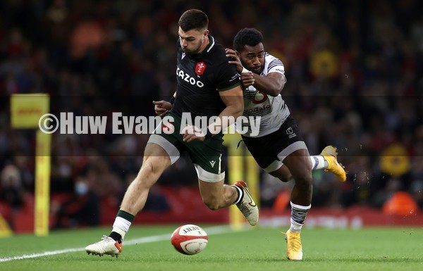 141121 - Wales v Fiji - Autumn Nations Series - Johnny Williams of Wales is tackled by Setareki Tuicuvu of Fiji