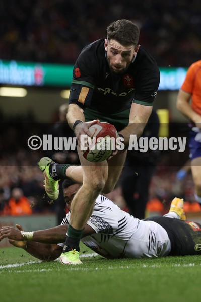 141121 - Wales v Fiji - Autumn Nations Series - Alex Cuthbert of Wales dives over the line to score a try