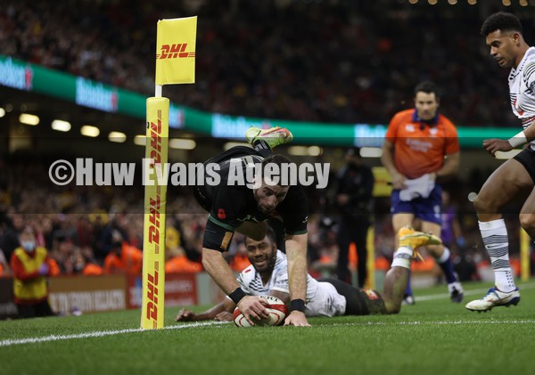 141121 - Wales v Fiji - Autumn Nations Series - Alex Cuthbert of Wales dives over the line to score a try