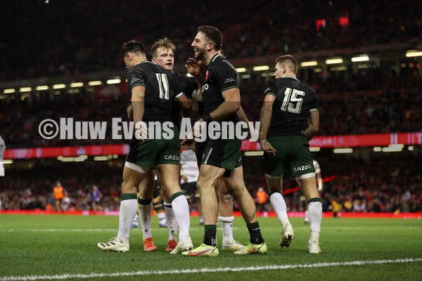 141121 - Wales v Fiji - Autumn Nations Series - Alex Cuthbert of Wales celebrates scoring a try with team mates