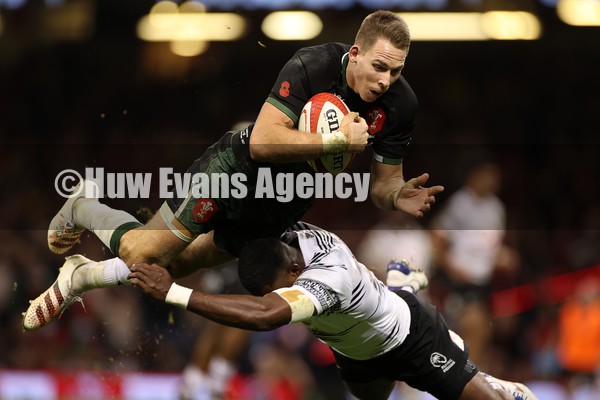 141121 - Wales v Fiji - Autumn Nations Series - Liam Williams of Wales dives over to score a try