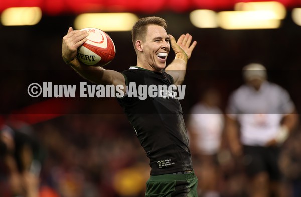 141121 - Wales v Fiji - Autumn Nations Series - Liam Williams of Wales celebrates with the crowd after scoring a try