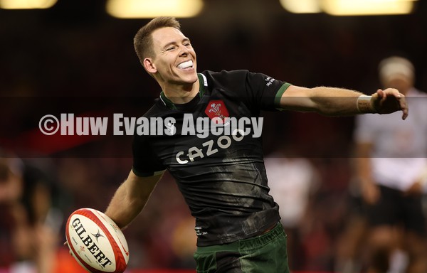 141121 - Wales v Fiji - Autumn Nations Series - Liam Williams of Wales celebrates with the crowd after scoring a try