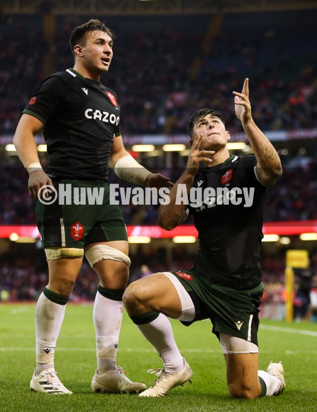 141121 - Wales v Fiji, Autumn Nations Series 2021 - Louis Rees-Zammit of Wales celebrates after he diving over the line only for the try to be ruled out