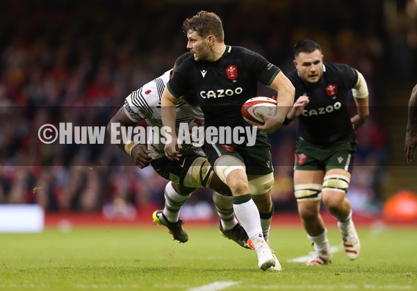 141121 - Wales v Fiji, Autumn Nations Series 2021 - Thomas Young of Wales looks to break away