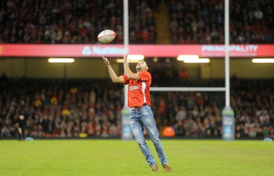 151114 - Wales v Fiji - Dove Men Series -Dove Men+Care half time kicking