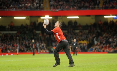 151114 - Wales v Fiji - Dove Men Series -Dove Men+Care half time kicking