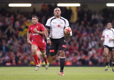 151114 - Wales v Fiji - Dove Men Series -Nemani Nadalo of Fiji runs in to score a try (c) Huw Evans Picture Agency