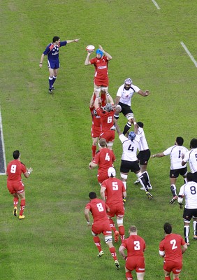 151114 - Wales v Fiji - Dove Men+Care Series - Justin Tipuric of Wales wins lineout ball