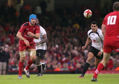 151114 - Wales v Fiji - Dove Men+Care Series - Justin Tipuric of Wales spreads the ball wide