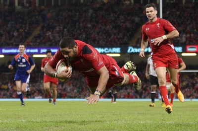 151114 -  Wales v Fiji, Dove Men Series 2014, Cardiff - Taulupe Faletau of Wales dives over the line but the try is disallowed