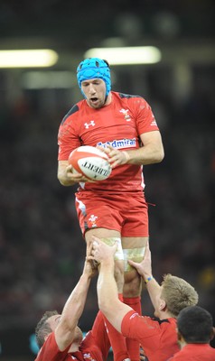 151114 - Wales v Fiji - Dove Men Series -Justin Tipuric of Wales wins line out ball(c) Huw Evans Agency