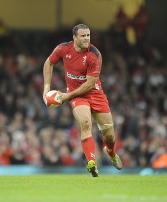 151114 - Wales v Fiji - Dove Men Series -Jamie Roberts of Wales passes(c) Huw Evans Agency