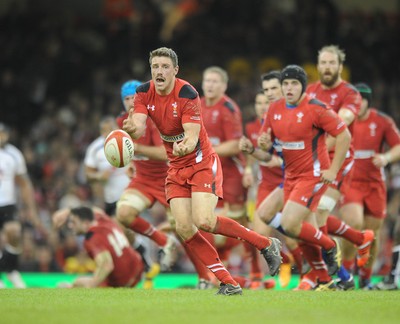 151114 - Wales v Fiji - Dove Men Series -Rhys Priestland of Wales finds space(c) Huw Evans Agency