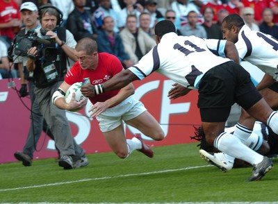 29.09.07 - Wales v Fiji - Rugby World Cup 2007 - Wales' Shane Williams is tackled by Fiji's Isoa Neivua 