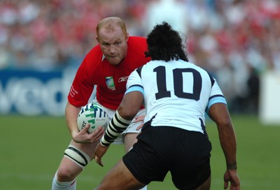 29.09.07 - Wales v Fiji - Rugby World Cup 2007 - Wales' Martyn Williams takes on Fiji's Nicky Little 