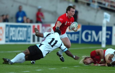 29.09.07 - Wales v Fiji - Rugby World Cup 2007 - Wales' Matthew Rees holds off Fiji's Isoa Neivua 