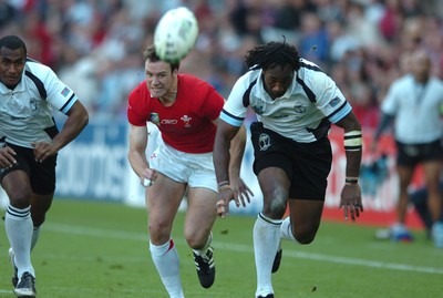 29.09.07 - Wales v Fiji - Rugby World Cup 2007 - Wales' Mark Jones tries to beat Fiji's Vilimoni Delasau to lose ball 