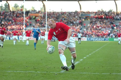 29.09.07 - Wales v Fiji - Rugby World Cup 2007 - Wales' Martyn Williams touches down for try 