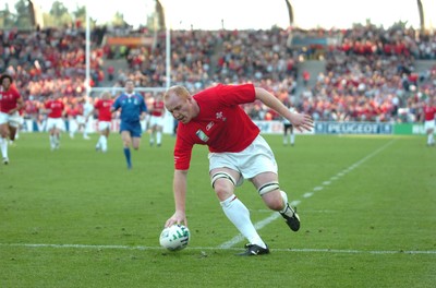 29.09.07 - Wales v Fiji - Rugby World Cup 2007 - Wales' Martyn Williams touches down for try 