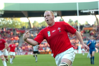 29.09.07 - Wales v Fiji - Rugby World Cup 2007 - Wales' Martyn Williams celebrates try 