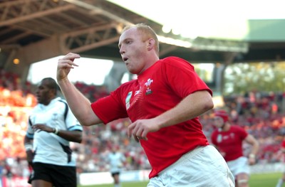 29.09.07 - Wales v Fiji - Rugby World Cup 2007 - Wales' Martyn Williams celebrates try 