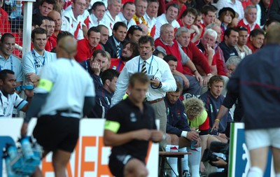 29.09.07 - Wales v Fiji - Rugby World Cup 2007 - Wales Coach, gareth Jenkins leaves his seat at half time 