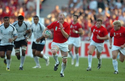 29.09.07 - Wales v Fiji - Rugby World Cup 2007 - Wales' Martyn Williams breaks free to score try 