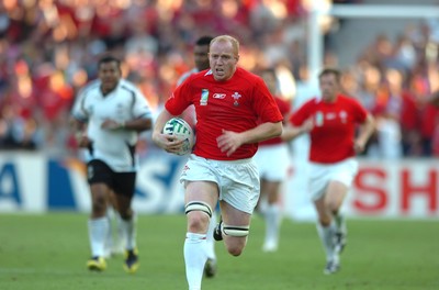 29.09.07 - Wales v Fiji - Rugby World Cup 2007 - Wales' Martyn Williams breaks free to score try 