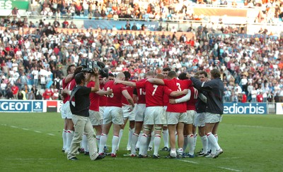 29.09.07 - Wales v Fiji - Rugby World Cup 2007 - Wales' players gather together for a huddle at the end of the game 