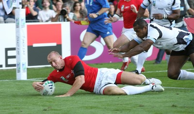 29.09.07 Wales v Fiji... Wales' Gareth Thomas scores try. 