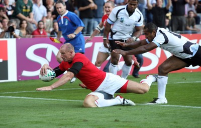 29.09.07 Wales v Fiji... Wales' Gareth Thomas scores try. 