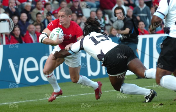 29.09.07 - Wales v Fiji - Rugby World Cup 2007 - Wales' Shane Williams is tackled by Fiji's Seru Rabeni 