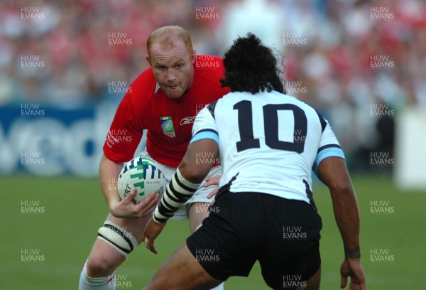 29.09.07 - Wales v Fiji - Rugby World Cup 2007 - Wales' Martyn Williams takes on Fiji's Nicky Little 