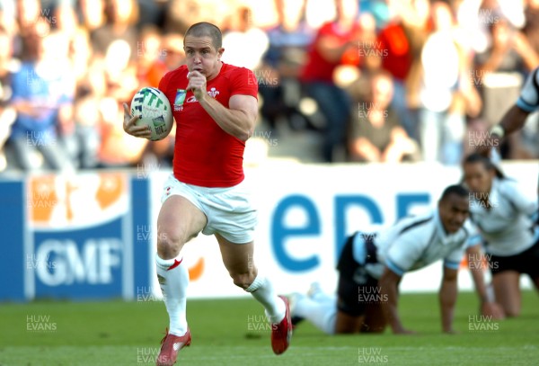 29.09.07 - Wales v Fiji - Rugby World Cup 2007 - Wales Shane Williams races in for try 