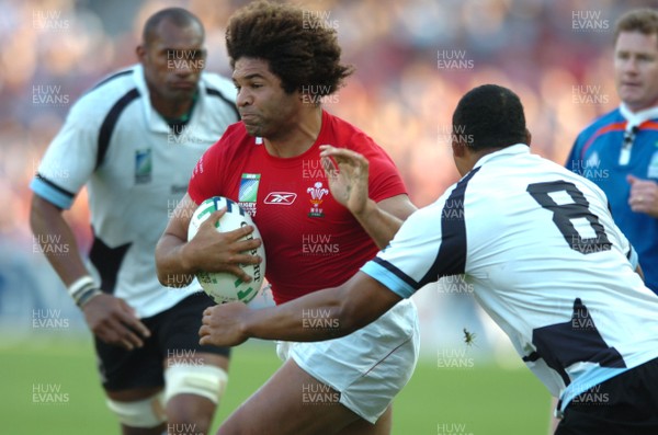 29.09.07 - Wales v Fiji - Rugby World Cup 2007 - Wales' Colin Charvis takes on Fiji's Sisa Koyamaibole 