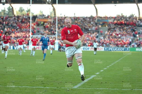 29.09.07 - Wales v Fiji - Rugby World Cup 2007 - Wales' Martyn Williams touches down for try 